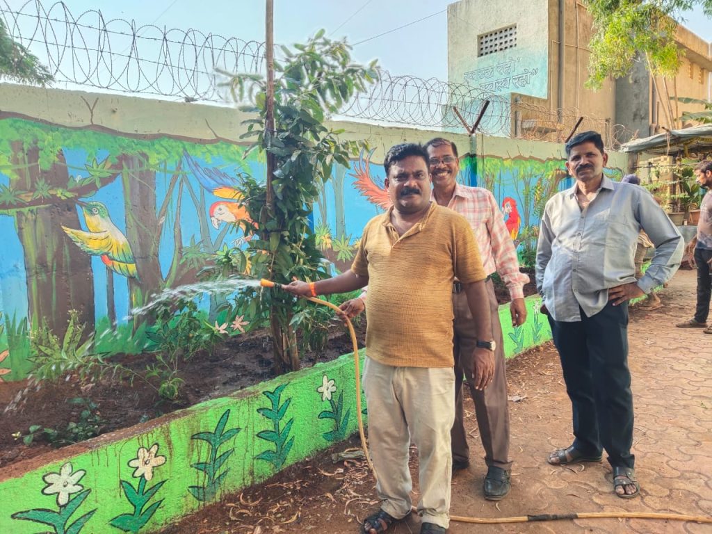 हरियाली की देखरेख की ज़िम्मेदारी निभाते बस्ती के सदस्य  