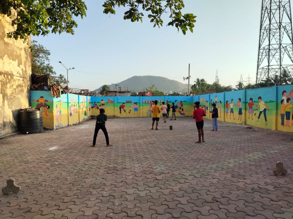 बदलाव के बाद खेल-कूद करते बस्ती के बच्चे 